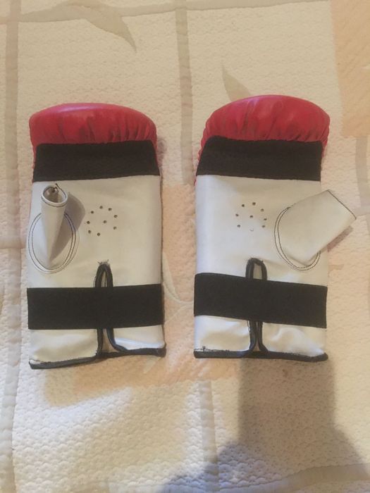 Продавам боксов чувал и ръкавици