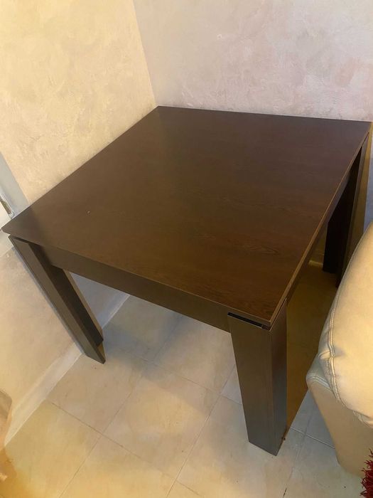 Трапезна маса 90×90×75 см – стабилна маса в добро състояние