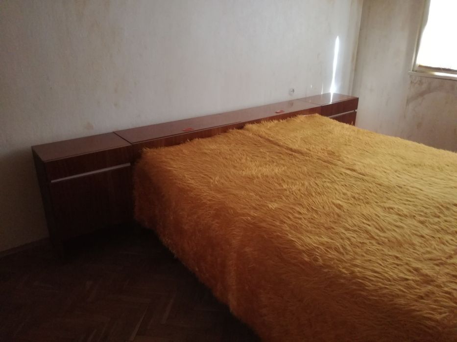 Спалня, нощни шкафчета, тоалетка с огледало