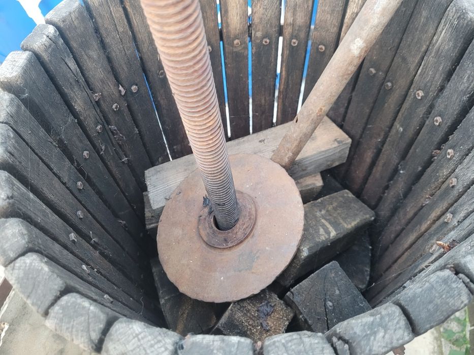 Vând presa/teasc pentru struguri