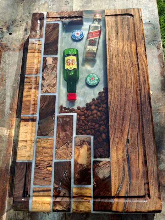 Дъска за вкусни мезета и сервиране от дърво и епоксидна смола