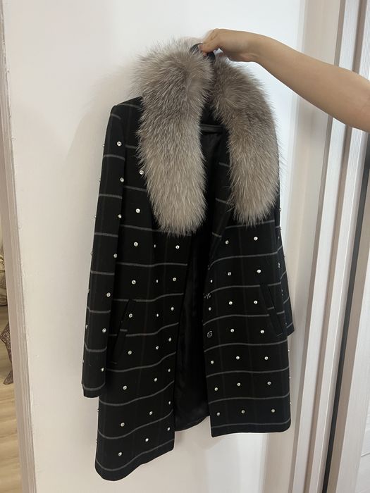 Элегантное пальто с мехом песца и комнями Swarovski/Шерсть и кашемир