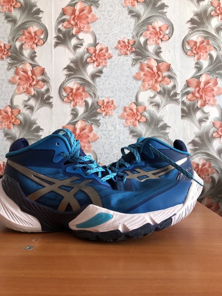 Продам Кросовки Asics новые