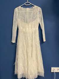Платье белое с перьями