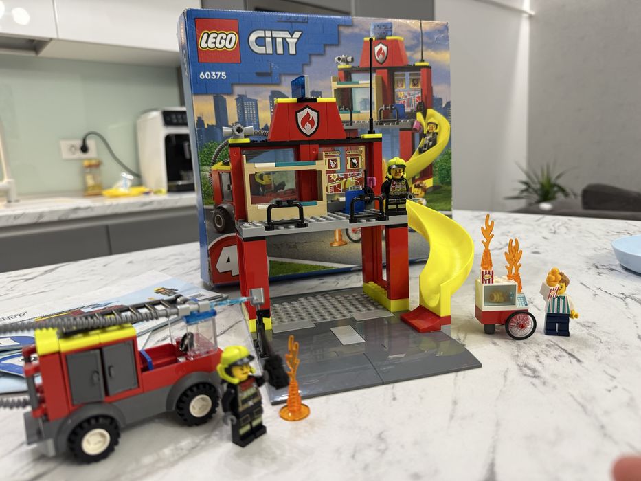 LEGO 4 ani 60375 Remiza si masina de pompieri