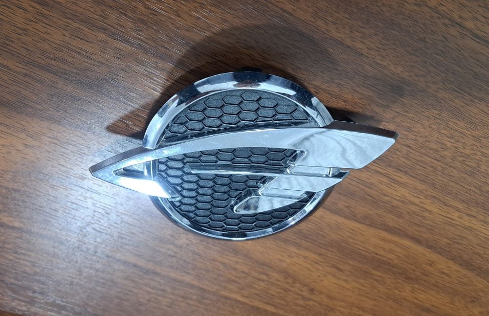 Эмблема решеткий Ravon R4