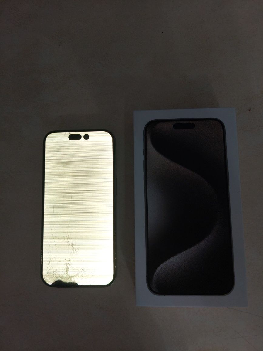 iPhone 15 pro разбитый экран