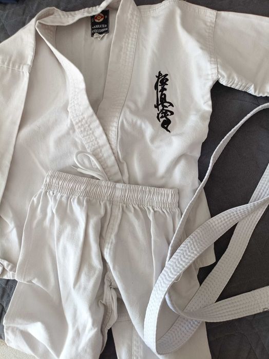 Перчатки накладки и форма  карате 5-8 лет