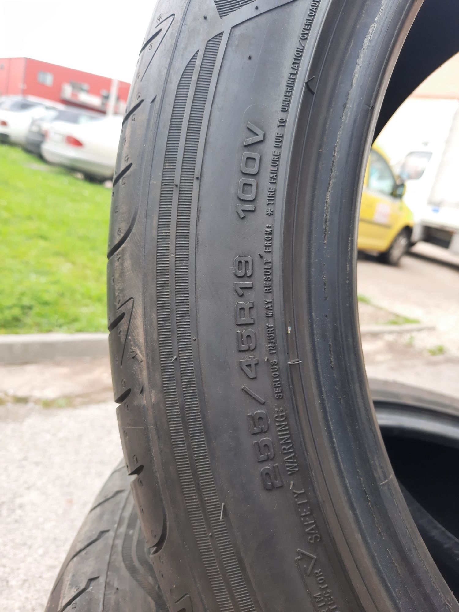 Продавсм 2 летни гуми 255/45/19 Goodyear