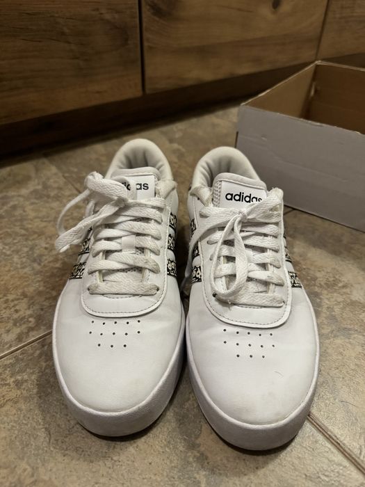 Обувки Adidas бели