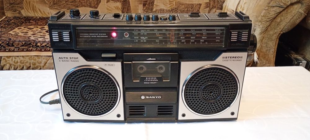 Radio-casetofon Sanyo M-4100 LU