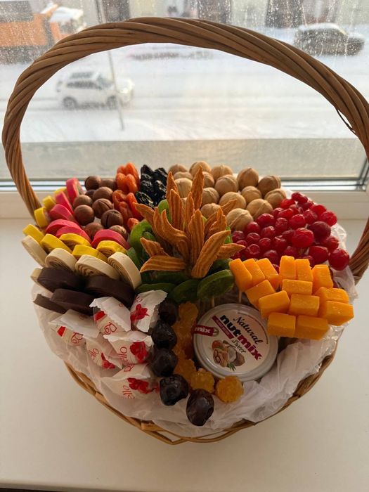 Подарочная корзина из сухофруктов