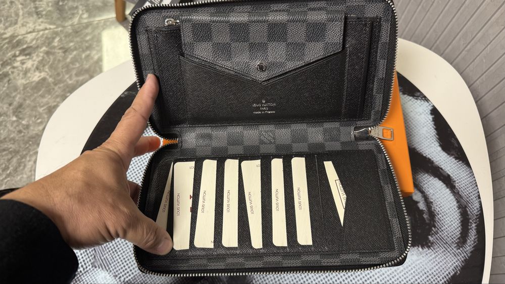 Goyard  Louis Vuitton