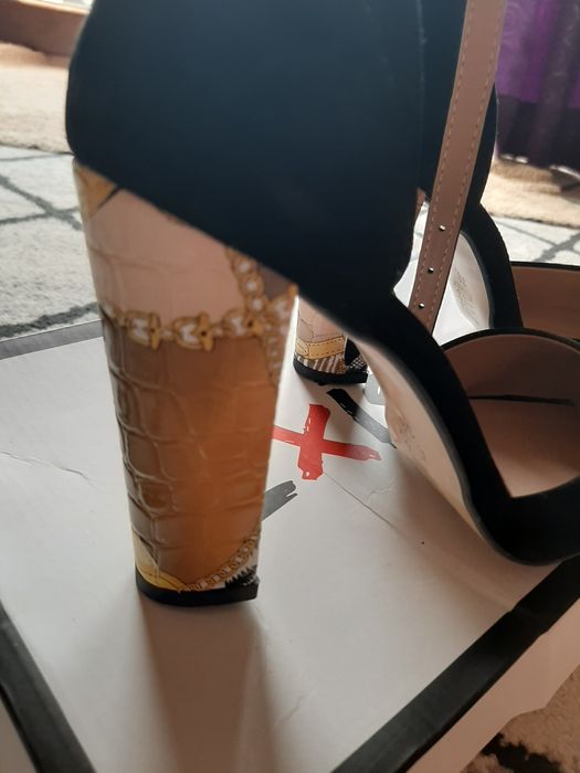 Pantofi negri 38 cu model pe toc