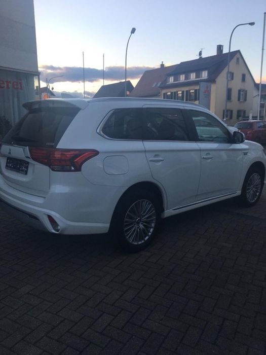 Oferta luna noiembrie -Mitsubishi outlander plug in hibrid- în garan