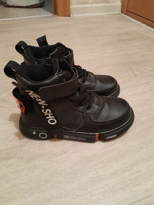 Продам ботиночки мальчуковые