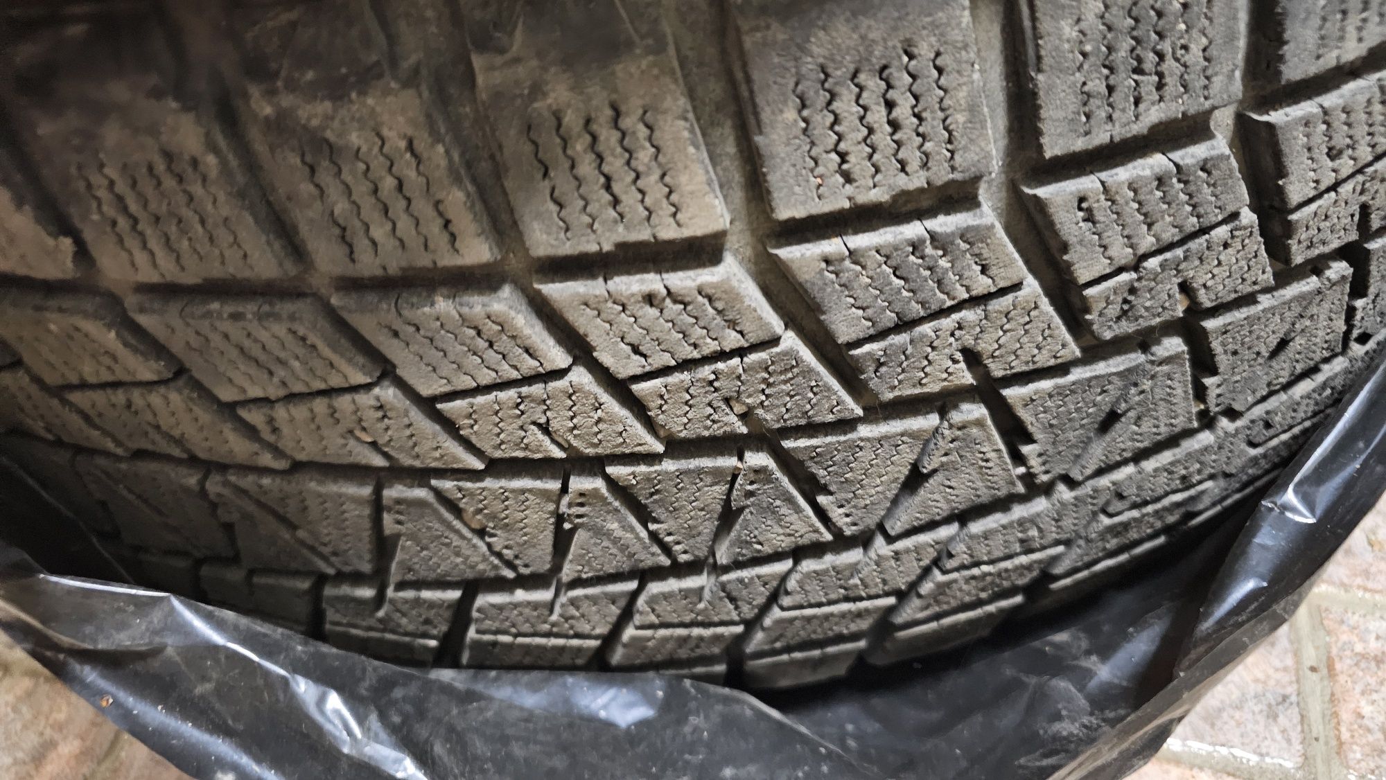 Bridgestone Blizzak DM-V1 275/50R22