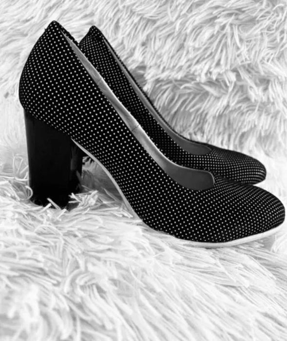 Елегантни обувки черни на бели точки