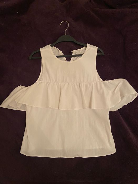 Bluză albă decupată la umeri