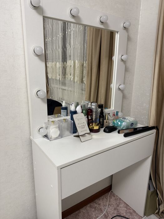 туалетный столик в хорошем состоянии