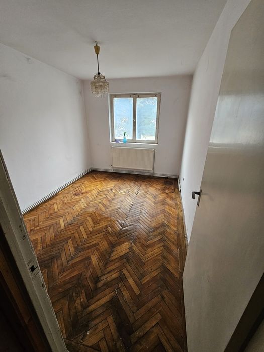 vând apartament cu 2 camere ETAJ.1 baraolt 37mp lângă profi autogara