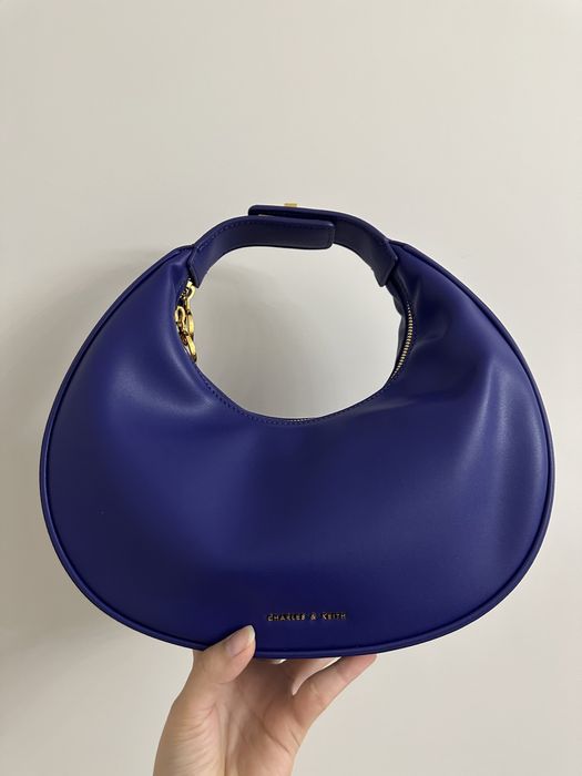 Продам новую сумку от Charles&Keith