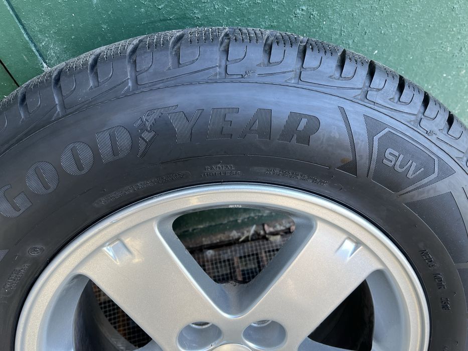 Зимни гуми Goodyear SUV 215 70 16 с оригинални джанти 16 5х114,3