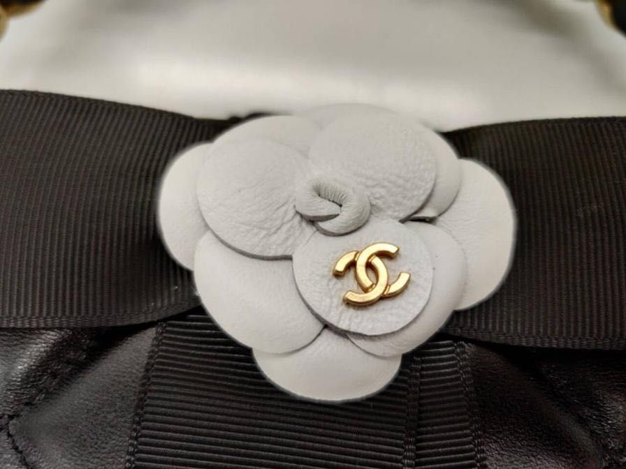 естествена кожа чанта Шанел с черна с цвете Chanel с метална дръжка
