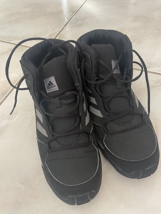 Обувки Adidas ..