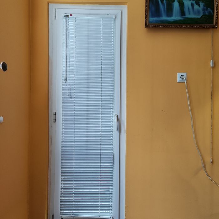 К-т нови щори 200 лв.Две стр. 127/61см,средна 118/53см,врата177/45см.