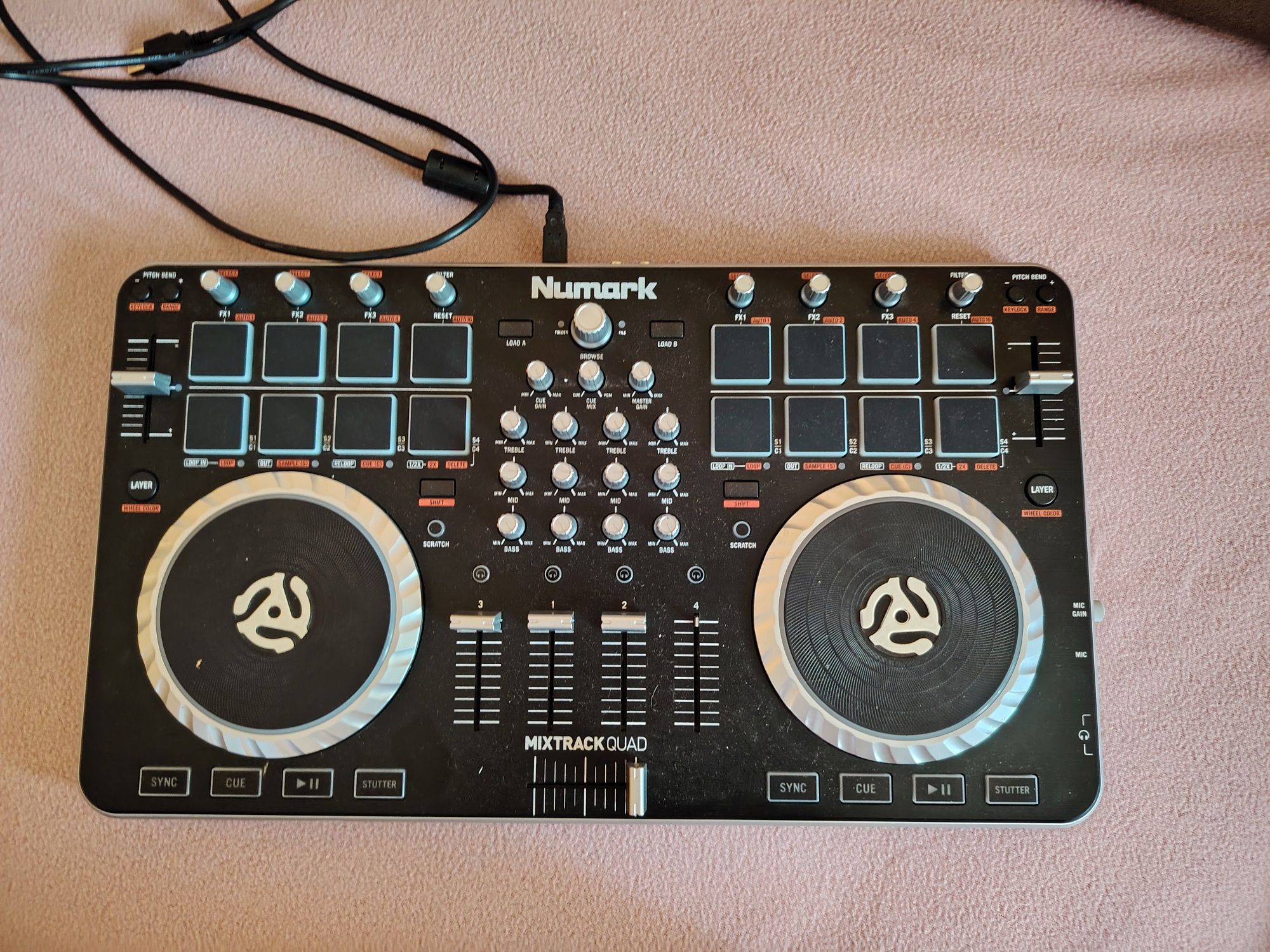 Numark Mixtrack Quad