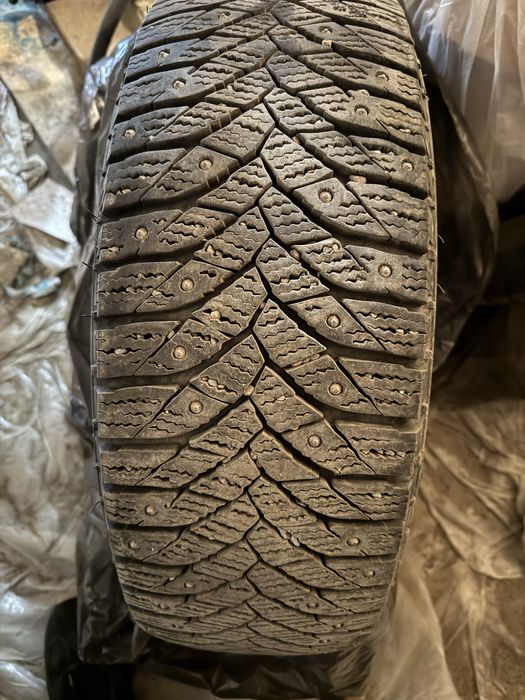 Продам резину triangle в хорошем состоянии,шипованная, 195/65/R15