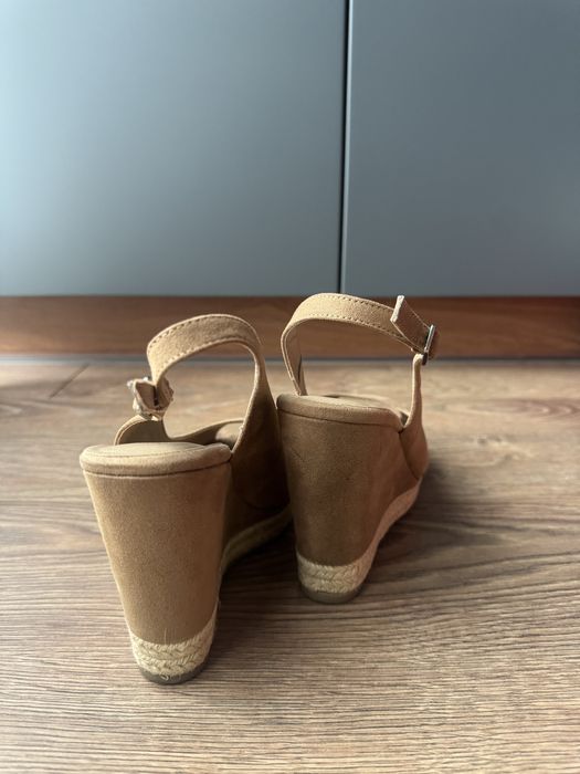 Велурени сандали на платформа