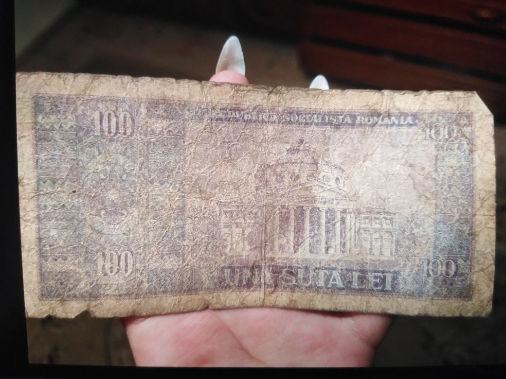 Bancnote vechi de 10 și 100 lei