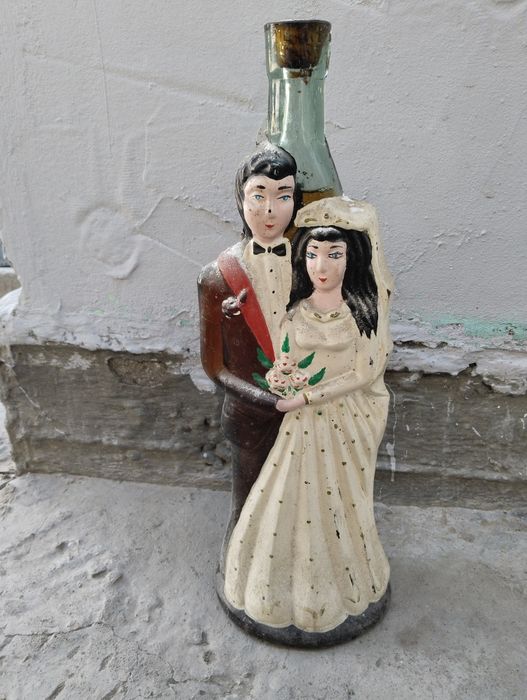 Винтажная бутылка вина жениха и невесты