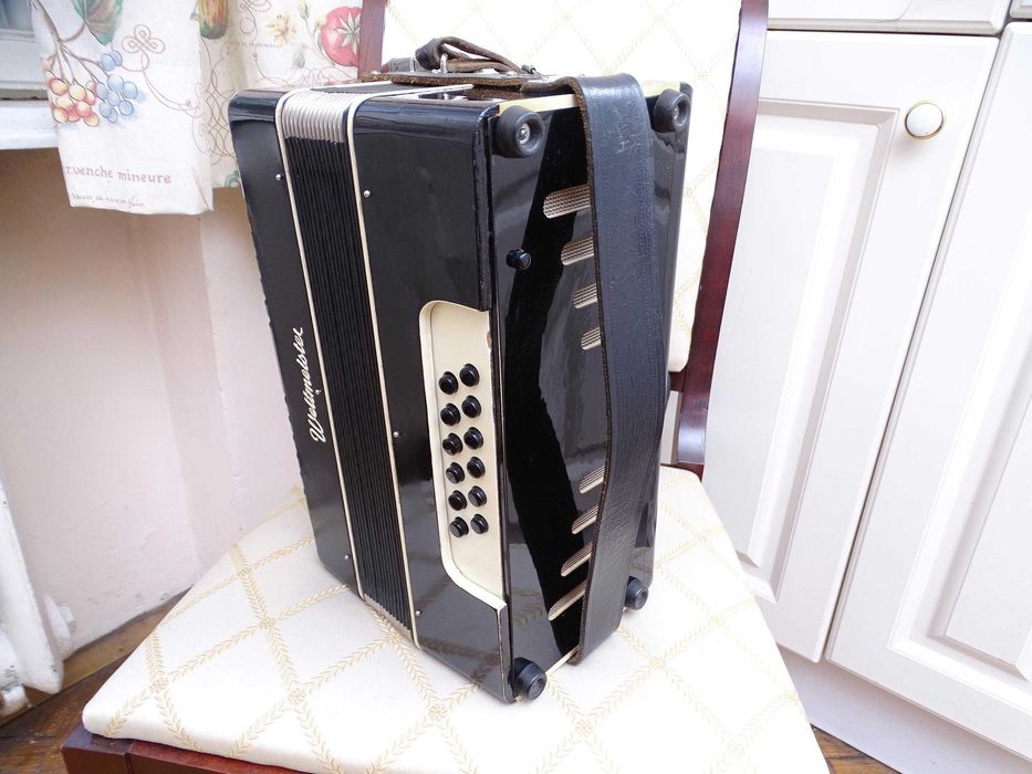 Много запазен стар акордеон Велтмайстер 12 баса