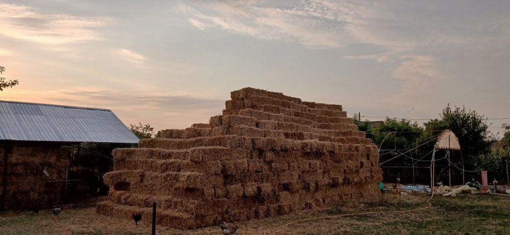 Vănd baloți de paie