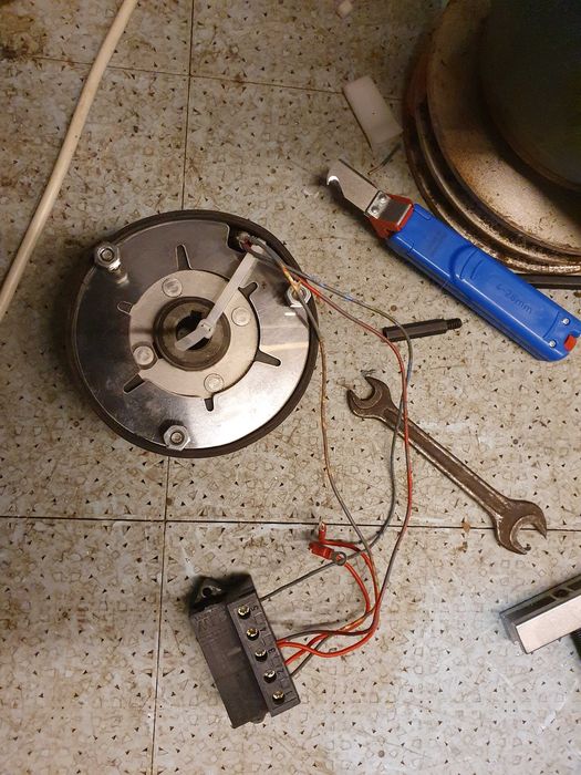 Електромагнит: притеглящ/прилепващ сила 0.25 тон 2500 N 230VAC