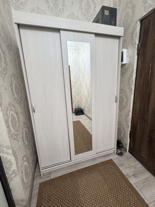 Продам срочно шкаф с раздвижными дверцами ( шкаф-купе)