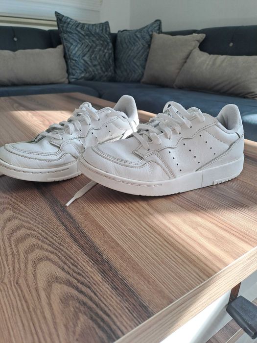 Бели детски маратонки + подарък