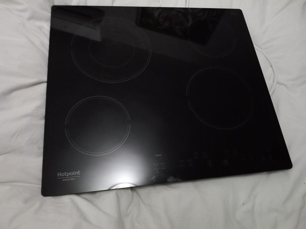 Стъклокерамичен плот за вграждане Hotpoint Ariston