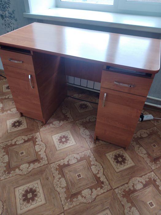 Продам письменный стол.