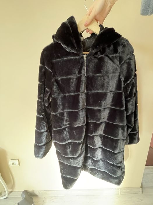 Пухкаво черно палто