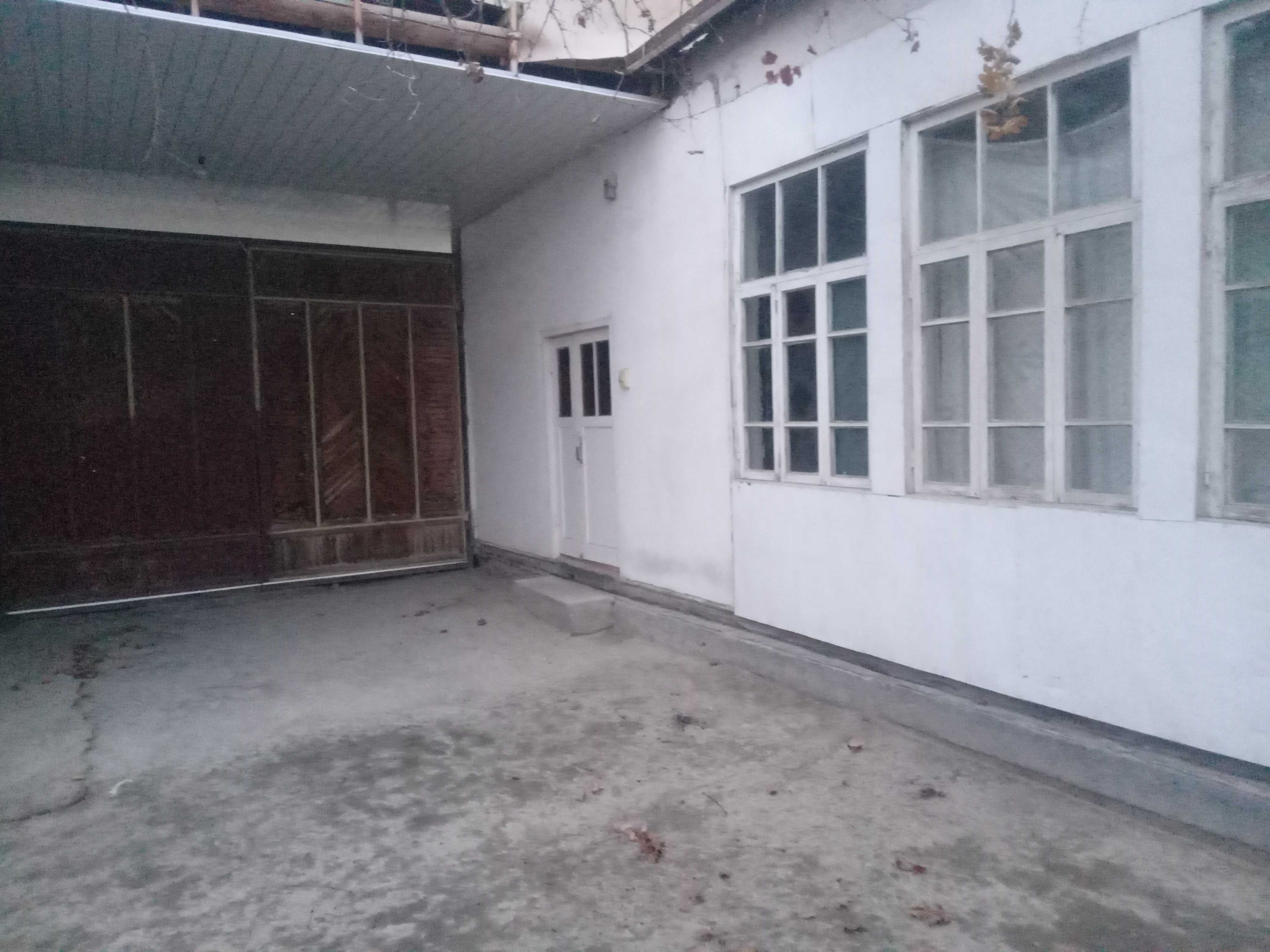 Karmana tumani Kalovot maxallasidan 14 Sotixlik Hovli sotiladi. 11xona