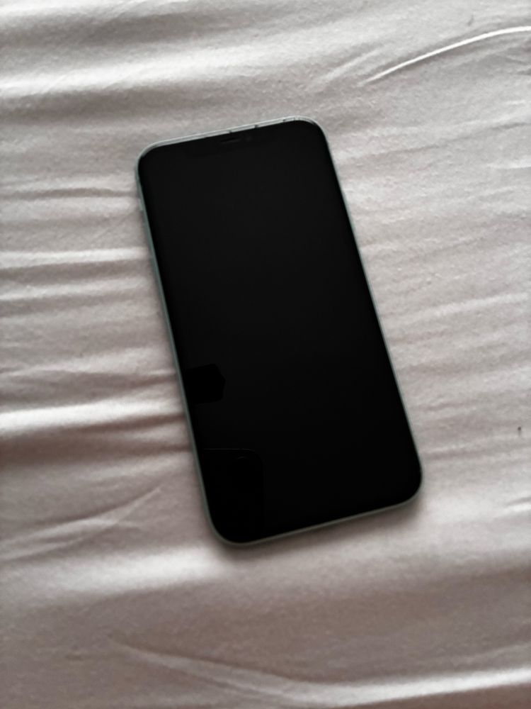 Iphone 11 + слушалки и подарък калъфчета