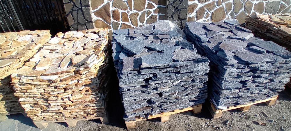 Piatră naturală de munte și plante ornamentale