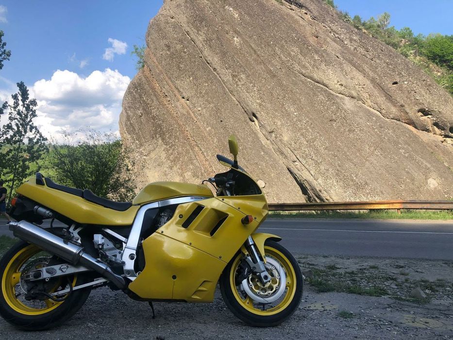 Vând moto Suzuki