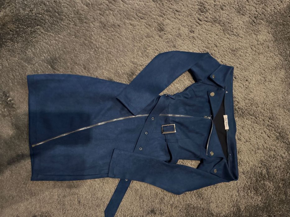 Красива рокля в тъмно синьо