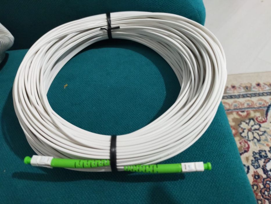 Интернетке керек әйнекті кабель .Ұсталмаған . Кезкелген интернетке .