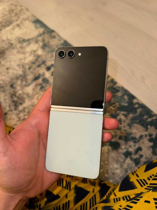 Samsung Galaxy Flip 5 de 512 GB în stare impecabilă, Menta, Sticla Org